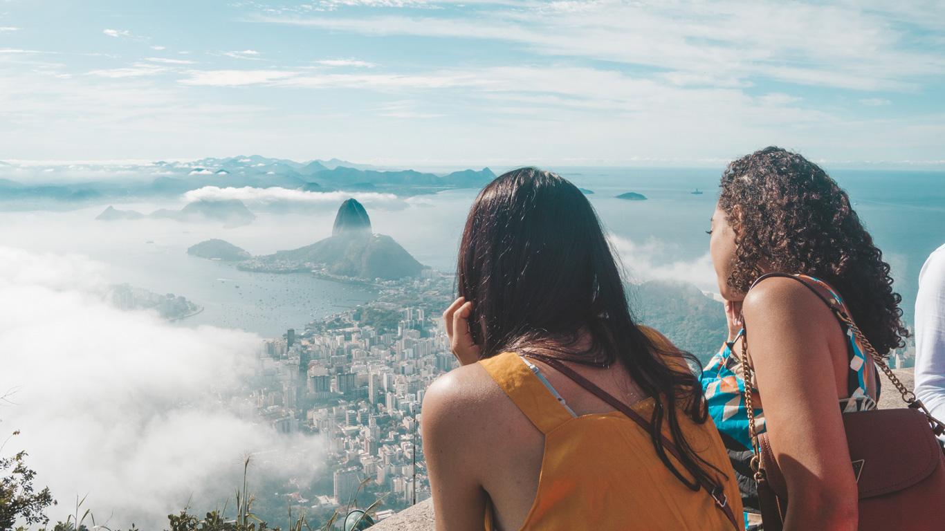 Mujeres disfrutando de la impresionante vista de Río de Janeiro durante el paseo por el Cristo Redentor y el Pan de Azúcar con almuerzo incluido.