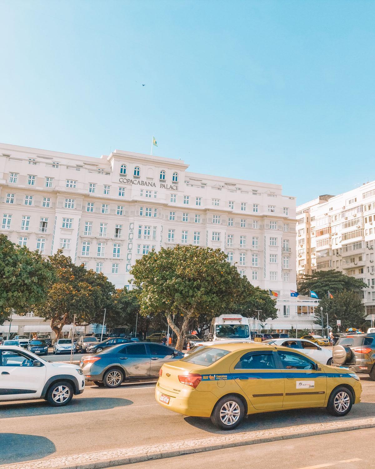 Vista del majestuoso Copacabana Palace, ubicado frente a la Playa de Copacabana en Río de Janeiro.