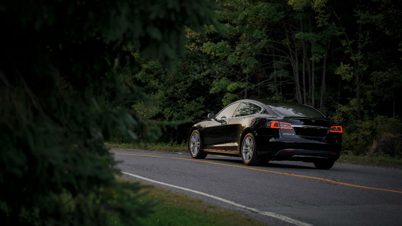 Imagen de un automóvil recorriendo una carretera asfaltada, representando una de las opciones más eficientes de cómo ir de Paraty a Ilha Grande.