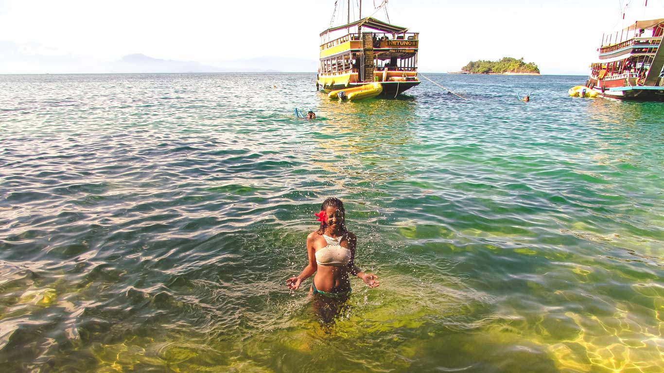 Mujer dándose un baño en una playa de Paraty, en Río de Janeiro.